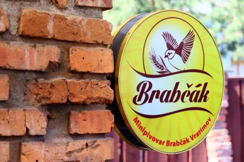 Znak wiszący na ceglanej ścianie w obiekcie Penzión Brabčák w mieście Racimów