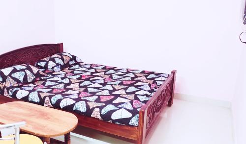 Schlafzimmer mit einem Bett und einem Tisch in der Unterkunft Mount View Residency Tiruttani in Tiruttani