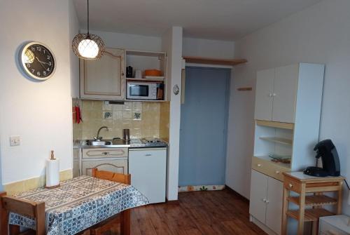 une petite cuisine avec une table et un évier dans l'établissement Studio 