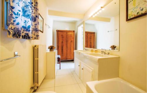 y baño con 2 lavabos, bañera y espejo. en Il Glicine, en Galzignano Terme