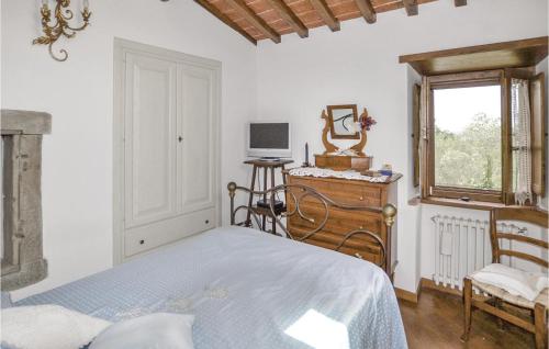 コルトーナにあるLa Torrettaのベッドルーム1室(ベッド1台、デスク、窓付)