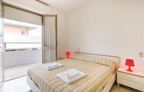 アルバ・アドリアティカにある12-a 3,p,int, 20のベッドルーム1室(ベッド1台、タオル2枚付)