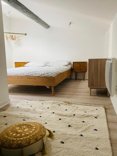 une chambre avec un lit et un tapis dans l'établissement Le studio Hyper-centre, à Carcassonne