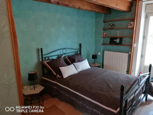 Postel nebo postele na pokoji v ubytování Chambre hotes les oiseaux