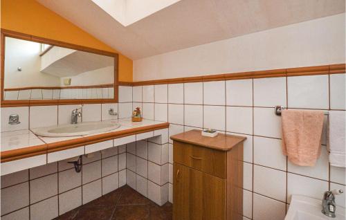 een badkamer met een wastafel en een spiegel bij Casa Vacanze Belice in Santa Margherita di Belice