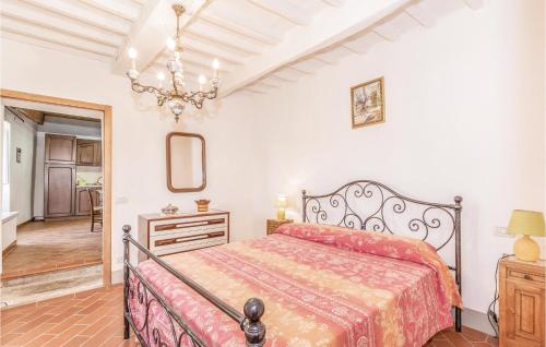 Polvano的住宿－Palazzo 2p，一间卧室配有一张床、梳妆台和吊灯。