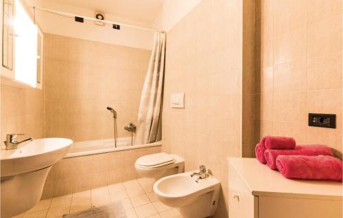Ett badrum på Amazing Apartment In Germignaga va With Kitchenette