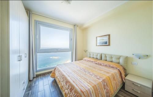 1 dormitorio con cama y ventana grande en Miramare en Castelsardo