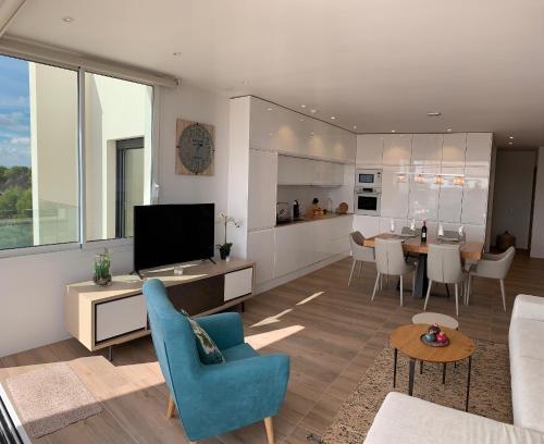 salon z telewizorem i jadalnią w obiekcie Las Colinas Golf - Naranjo 60 Penthouse w mieście Orihuela Costa