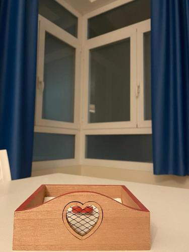a wooden box with a heart on top of a table at SETTIMO SOLE Affitta Camere in Taranto