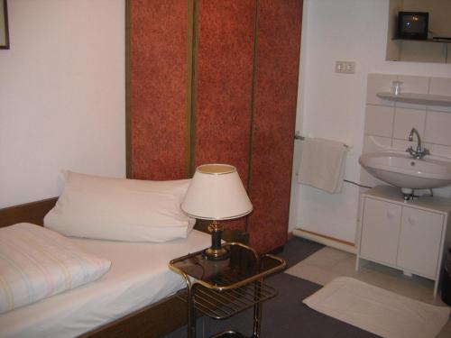 Ένα ή περισσότερα κρεβάτια σε δωμάτιο στο Eintracht Hotel