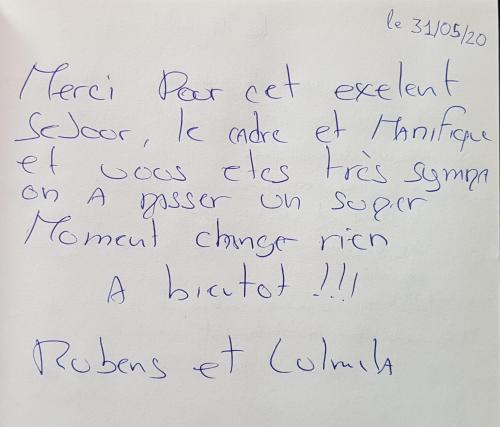 a letter written in handwriting on a whiteboard at Le Chalet de la Pierreraie Côte d'Azur Piscine Terrasse et Vue Mer in Drap