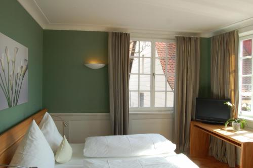 Una cama o camas en una habitación de Hotel Der Löwen