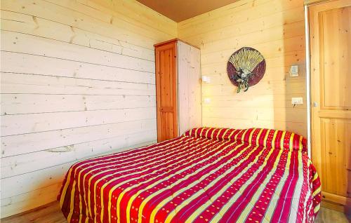 una camera con un letto con una coperta a righe di Trilo Stallelunghe A01 a Frabosa Sottana
