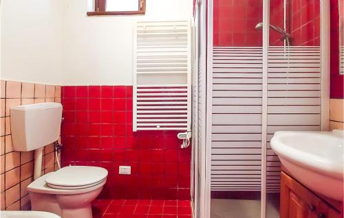 bagno rosso con servizi igienici e lavandino di Trilo Stallelunghe A01 a Frabosa Sottana