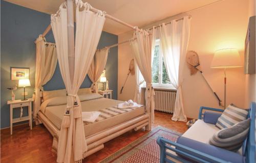 Schlafzimmer mit Himmelbett und Vorhängen in der Unterkunft Casa Molin 78 in Desenzano del Garda
