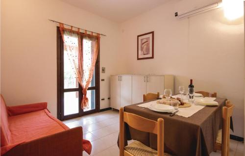 jadalnia ze stołem i kuchnią w obiekcie Stunning Apartment In Costa Rei -Ca- w mieście Monte Nai