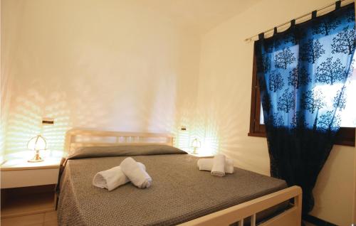 sypialnia z łóżkiem z ręcznikami w obiekcie Stunning Apartment In Costa Rei -Ca- w mieście Monte Nai