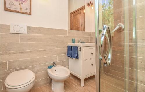 法布里卡－迪羅馬的住宿－2 Bedroom Beautiful Home In Fabrica Di Roma -lt-，浴室配有卫生间、盥洗盆和淋浴。