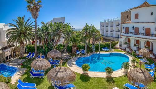 una vista aérea de un complejo con piscina y palmeras en Hotel Pozo del Duque en Zahara de los Atunes