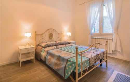 een slaapkamer met een groot bed en een raam bij Amazing Apartment In Valnogaredo pd With 3 Bedrooms, Wifi And Outdoor Swimming Pool in Boccon