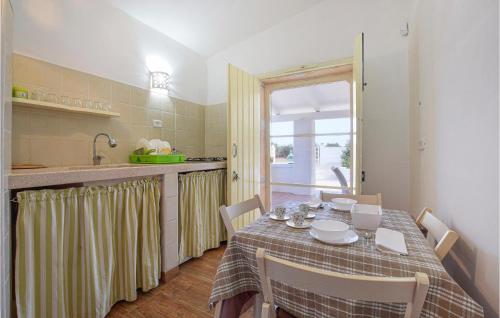 een keuken en eetkamer met een tafel en stoelen bij Case Del Salento in Carovigno