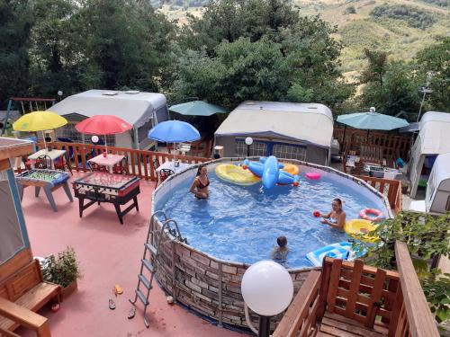 un gruppo di persone in una piscina in un resort camper di Parco Gessilandia a Sasso Feltrio