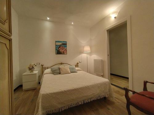 1 dormitorio con 1 cama, 1 mesa y 1 lámpara en Rosanna House, en Vernazza