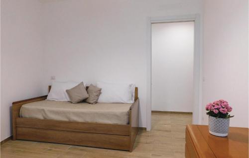 una camera con letto e vaso di fiori di 2 Bedroom Gorgeous Apartment In Sciacca Ag a Sciacca