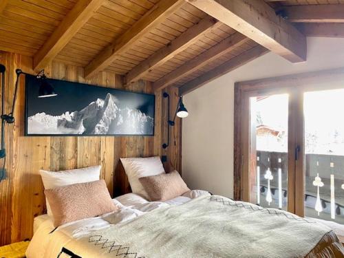 une chambre avec un grand lit et une fenêtre dans l'établissement Superb apartment with 5 rooms in Mont d'Arbois, à Megève