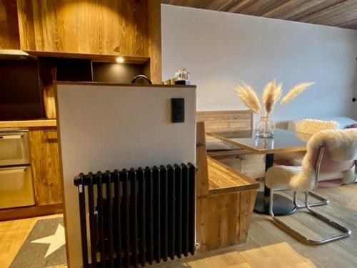 une cuisine avec une table et un radiateur dans une pièce dans l'établissement Superb apartment with 5 rooms in Mont d'Arbois, à Megève