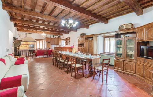 een grote keuken en eetkamer met een lange tafel bij Casa Terrossoli in Capolona