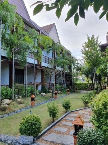 Taman di luar Merry Spa & Resort