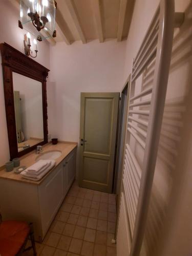a bathroom with a sink and a mirror at Belvedere Affittacamere in Città della Pieve