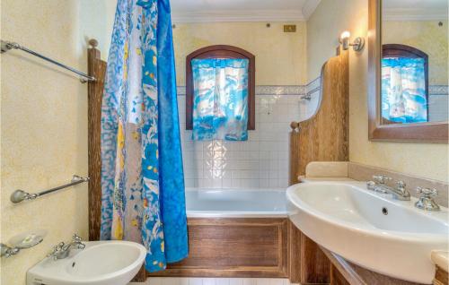ein Badezimmer mit einer Badewanne, einem Waschbecken und einer Badewanne in der Unterkunft Villa 4 In in Stintino