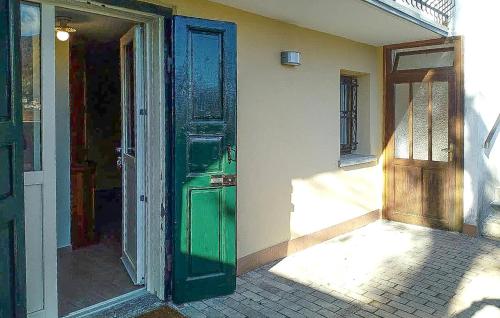 een open deur naar een huis met een groene deur bij Fontanella 2 in Domodossola