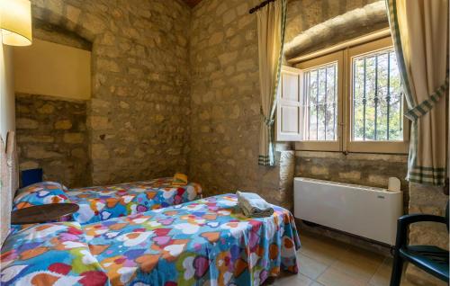 a bedroom with two beds and a window at Cozy Home In Ragusa With Kitchen in Camemi