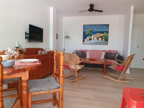 - un salon avec un canapé et une table dans l'établissement Apartamento Bahia Blanca, à Marbella