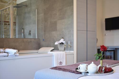 a room with a bathtub and a table with a table sidx sidx at Tenuta Micoli in Frisa