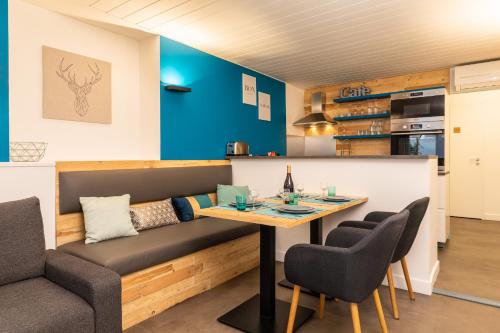 une salle à manger et une cuisine avec une table et des chaises dans l'établissement DIFY Liberte - Prefecture, à Lyon