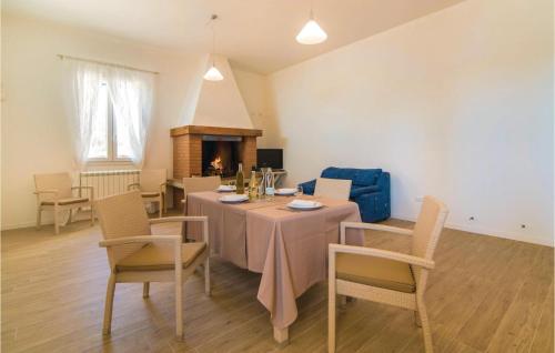 Χώρος καθιστικού στο Gorgeous Apartment In Valnogaredo Pd