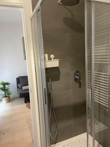 y baño con ducha y puerta de cristal. en HOUSE RODRIGUEZ en San Lazzaro di Savena