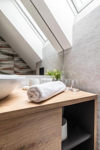 a bathroom with a wooden counter with a sink at FAJNE CHATY - rodzinny wypoczynek w górach in Falsztyn