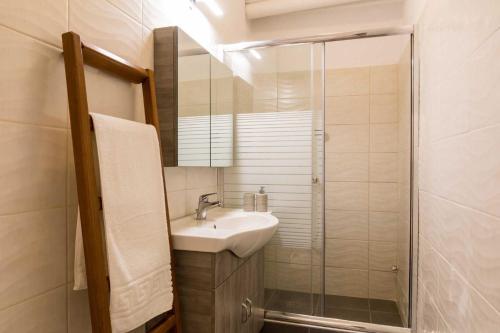 un baño con lavabo y ducha en SECRET GARDEN HOUSE, a few steps from the sea, en Anemómylos