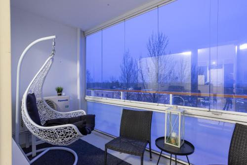 Posezení v ubytování Modern design w/balcony, free parking,WiFi & A/C