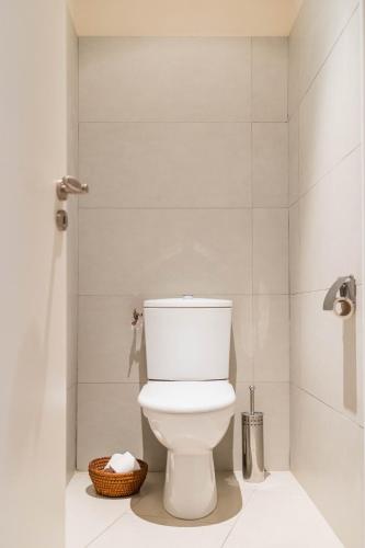 une salle de bain avec des toilettes blanches dans une chambre dans l'établissement Regina's Banyuls - 2 terraces, pool and private parking, à Banyuls-sur-Mer