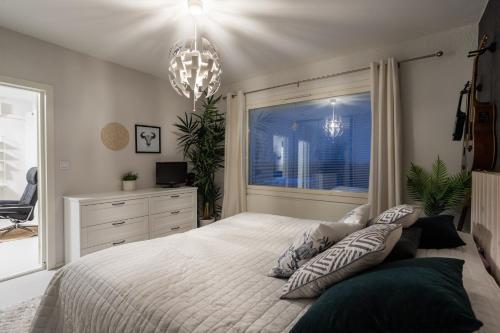 um quarto com uma cama grande e uma janela em Modern design w/balcony, free parking,WiFi & A/C em Lappeenranta