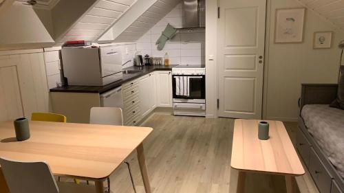 een keuken en eetkamer met een tafel en een bank bij Bright and cozy apartment 1.5km from city centre in Aurland