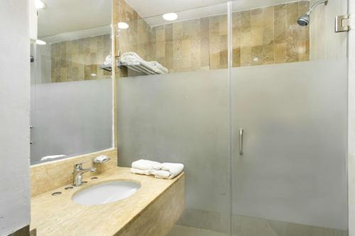 Un baño de Quality Inn & Suites Saltillo Eurotel