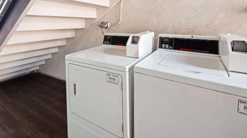 a kitchen with two washer and dryer next to some stairs at Downtown Phoenix Hotel in Phoenix